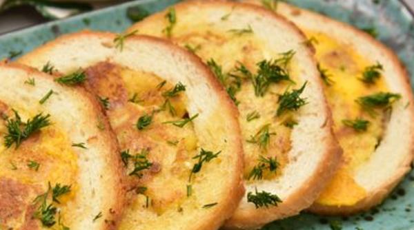 Din patru felii de pâine și un ou faci cel mai delicios mic-dejun. O rețetă rapidă: doar două ingrediente și 10 minute