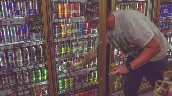 Consumul de băuturi energizante poate duce la căderea părului la bărbați, conform unui nou studiu