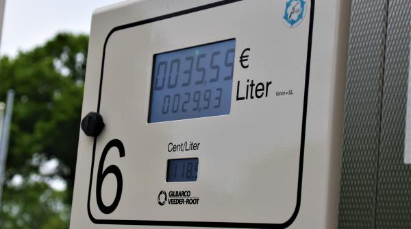 Giorgia Meloni vrea să intervină după ce prețurile benzinei și motorinei au crescut în Italia. Cât se plătește la pompă 