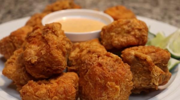 Chifteluțe crocante de somon. Un preparat gustos și rapid de pregătit