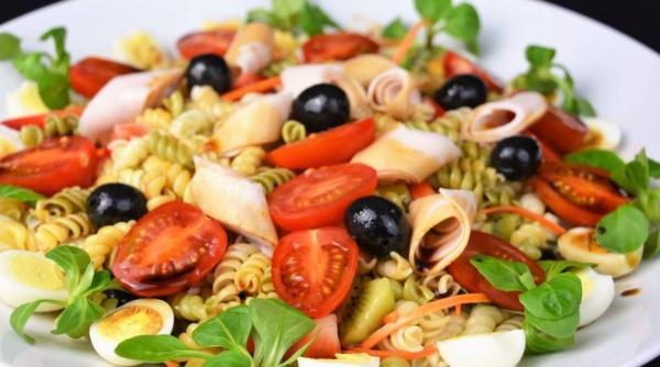 Salată dulce-acrișoară de paste. Expresia "curcubeu în cerul gurii" s-a inventat pentru această rețetă