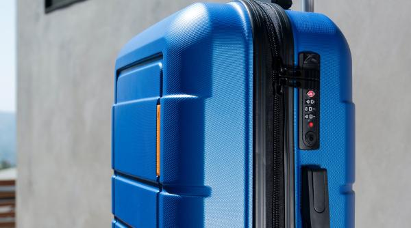 Tehnica „fermoarului”, una dintre cele mai întâlnite printre hoții de bagaje. Iată cum să îți securizezi valiza când călătorești