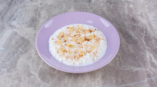 Budincă de orez cremoasă, rețeta bunicii. Vrei să o gătești cum nu o face nimeni? Smântâna e aliatul tău!