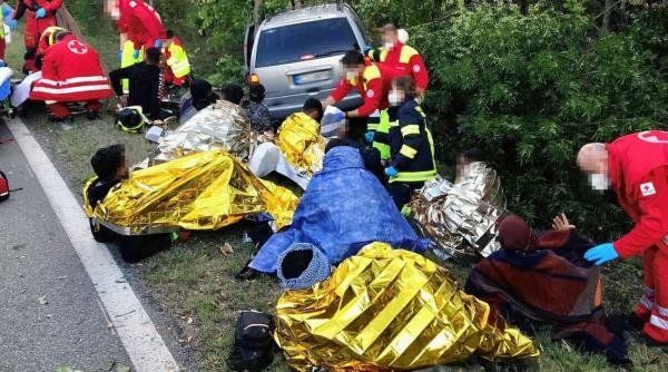Austria. Român închis, după producerea unui accident cu microbuzul pe care îl conducea, în timp ce fugea de Poliție: 16 răniți