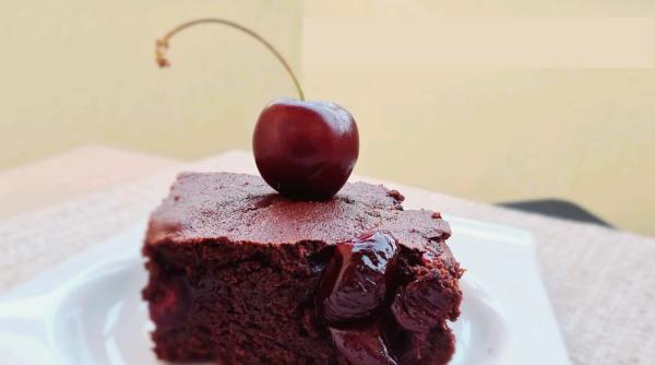 Negresă cu ciocolată și cireșe, un desert incredibil de aromat. Care este secretul cofetarilor