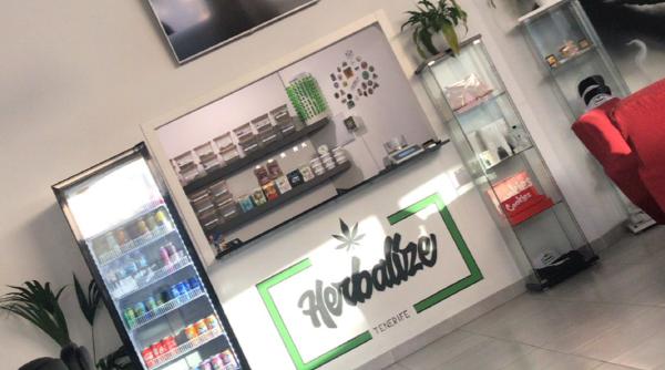 O nouă destinație verde a apărut pe hartă. Turiștii se înghesuie în Tenerife pentru cafenelele cu canabis