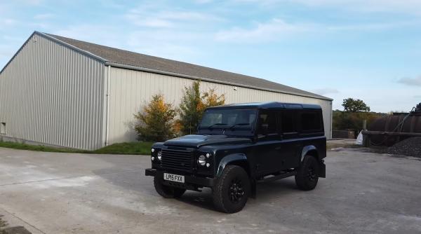 Bărbatul care a cumpărat 200 de mașini Land Rover Defender în 2015 le vinde acum cu mii de euro