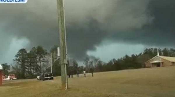 O tornadă a făcut ravagii în SUA: Cel puţin şase morţi în Alabama - VIDEO