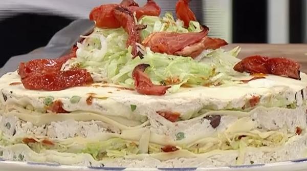 Turnul de clătite cu pui, un preparat la care n-ai cum să spui nu. Rețeta simplă și trucuri ca să îți iasă ca unui adevărat masterchef