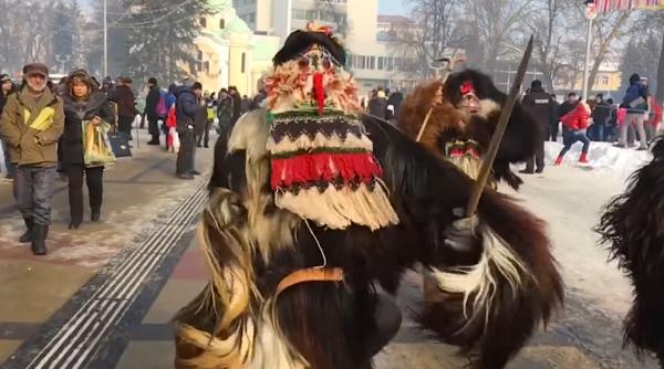 Bulgarii se feresc de spiritele rele în cadrul unui festival străvechi de iarnă