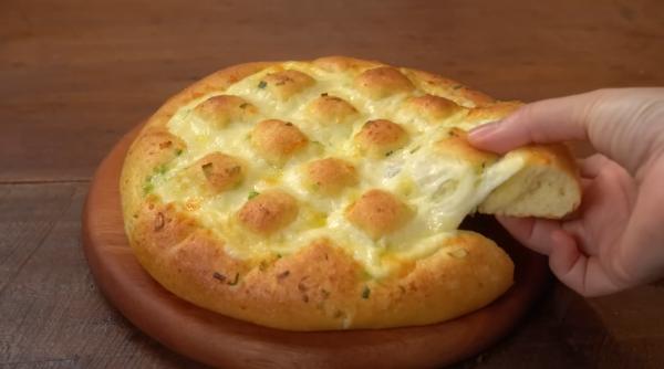 Pâine umplută cu mozzarella, usturoi și ierburi aromate - atât de gustoasă, încât nu îi poți rezista