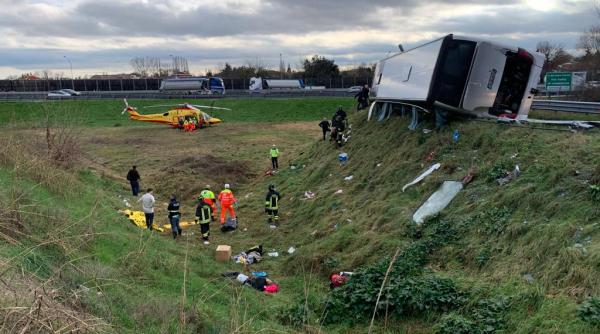 Autocar cu români, răsturnat în Italia. 52 de pasageri se îndreptau spre România: Mai mulți răniți grav, transportați cu elicopterul (FOTO)
