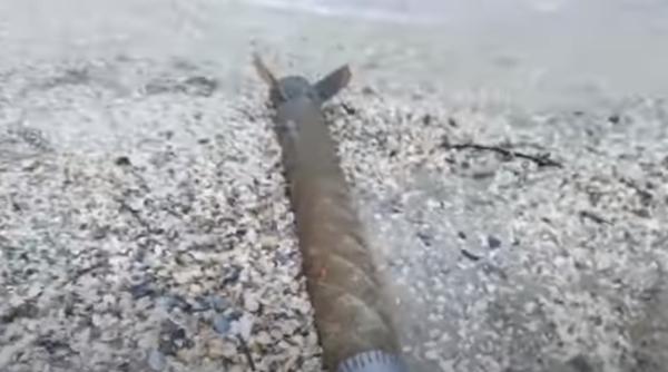 Bucată dintr-o rachetă rusească, găsită pe plaja de la Gura Portiței - VIDEO