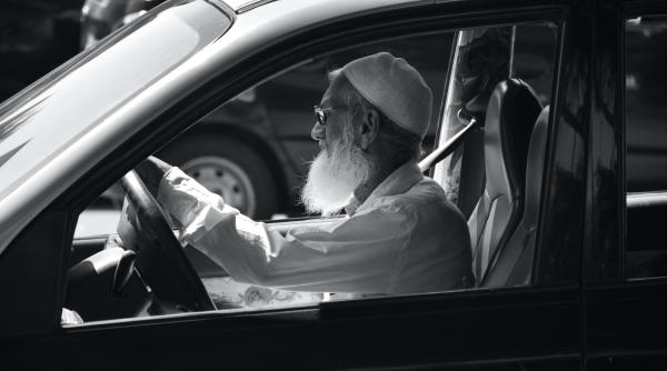 Marea Britanie. Șoferii cu vârste de peste 70 de ani trebuie să obțină un nou permis de conducere sau riscă o amendă 