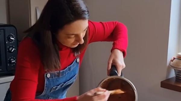 O româncă a dat lovitura pe internet cu o rețetă de parizer. Secretul de la mama ei