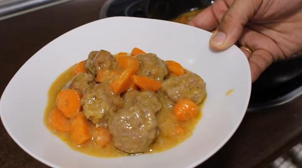 Chifteluțe în sos de morcovi: suculente, pufoase și rapid de preparat. O rețetă de vis!