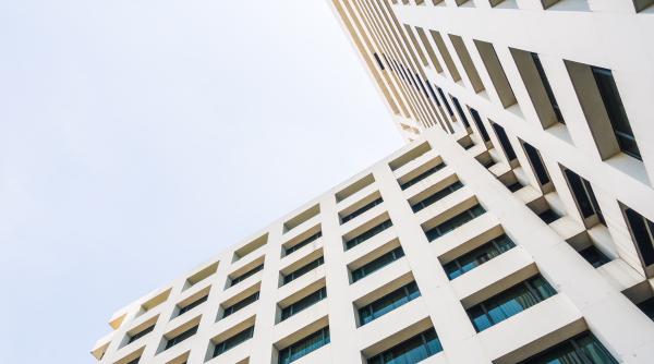 „Nu a înțeles ce s-a întâmplat cu ea”. Româncă, în stare gravă, după ce o bătrână a căzut de la etaj peste ea: „Nu mă pot mișca!”