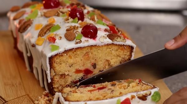 Budincă de fructe sau budincă englezească, o bunătate de te lingi pe degete! Pufoasă, umedă și gata imediat