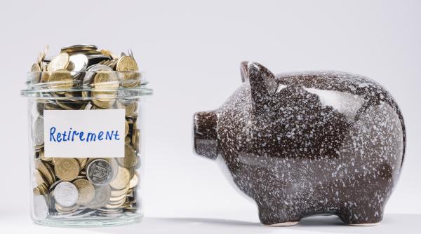 În atenția românilor din Marea Britanie: Câți ani trebuie să lucreze ca să primească pensie