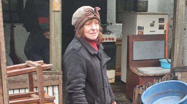 Italiancă stabilită în Buzău, rămasă pe drumuri în plină iarnă după ce i-a ars casa. Sătenii au sărit s-o ajute