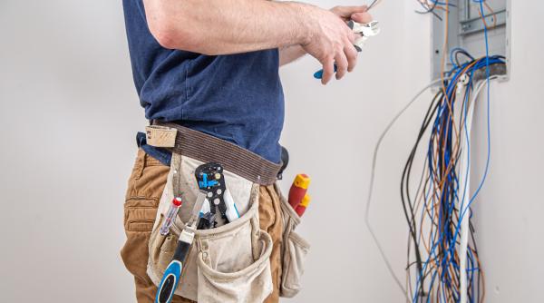 „Și-au mărit singuri salariile”. Cinci electricieni români, mai bogați cu 50.000 de euro: „Angajatorul ne-a obligat să declarăm asta!”