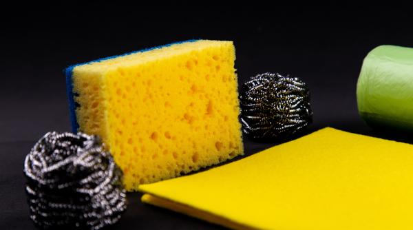 Trucul care te va ajuta să cureți cele mai înguste locuri din casă