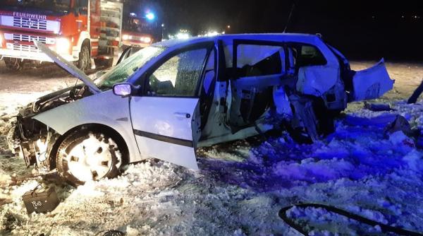 Austria. Familie de români, inclusiv doi copii de 2 și 4 ani, la spital după un accident cu un camion: Mașina, avariată total