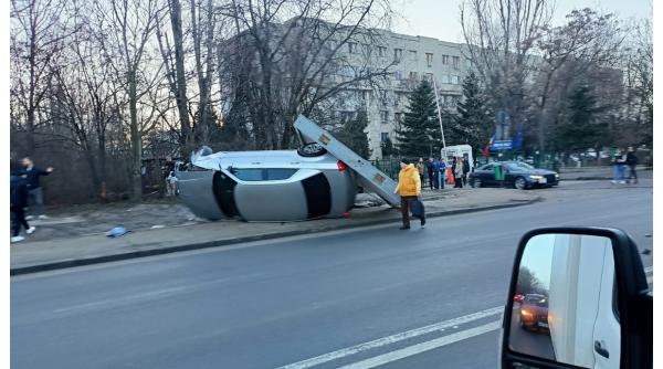 Două eleve din București, lovite de mașină pe trotuar, în timp ce mergeau spre școală 