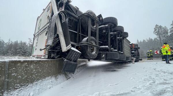 Germania. Primele zăpezi, primele probleme: Doi șoferi români de camion, blocați în cabină, după ce au ajuns cu mastodontul în șanț