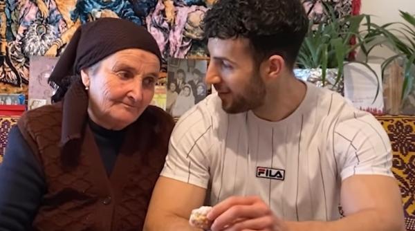 Un influencer spaniol și iubita sa nu se mai pot despărți de România. Bunica Gherghina de pe Tiktok i-a fermecat cu poveștile ei