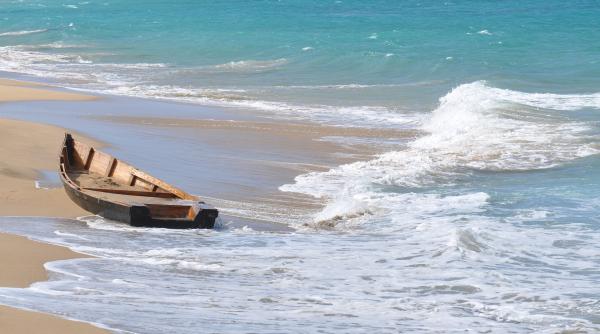 Un naufragiat în Marea Caraibelor uimește planeta: a supraviețuit 24 de zile mâncând un singur aliment inedit 