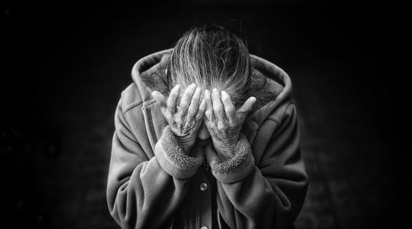 Un tânăr român și-a bătut mama, reproșându-i că l-a părăsit când era mic și a plecat în Italia la muncă. Femeia spune că i-a dat mulți bani