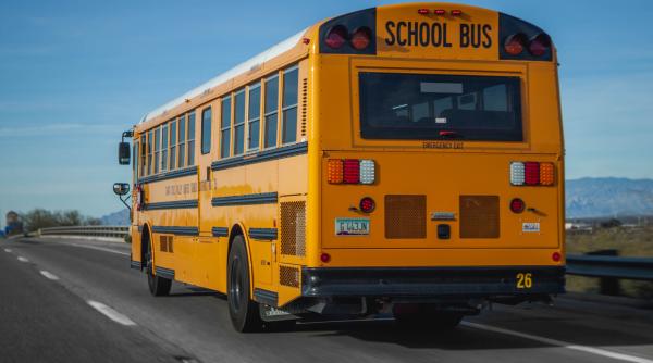 Accident tragic la o școală din Londra. Un autobuz plin cu copii a izbucnit în flăcări 