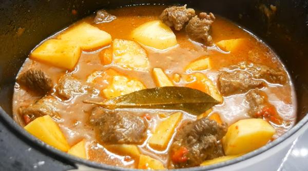 Cartofi înăbușiti cu carnea bunicii. Pregătește acest preparat delicios, bogat și simplu! Rețeta asta bate orice record!