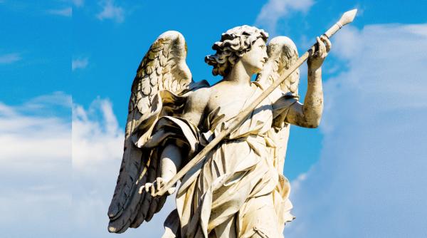 Pedepsit de Dumnezeu: Un hoț care încerca să fure statuia Arhanghelului Mihail din biserică, s-a rănit chiar în sabia acestuia