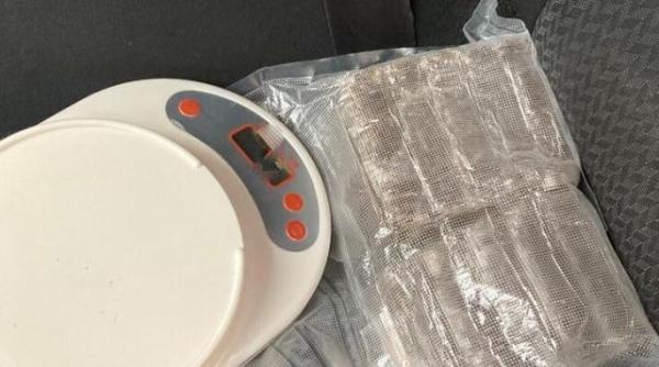 Doi români, tată și fiică, prinși cu cinci kilograme de hașiș. Cei doi făceau afaceri cu droguri de mare risc