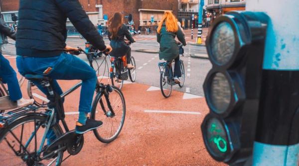 Franța. Un grup de bicicliști, spulberat de o maşină. Şoferul a fugit de la locul faptei