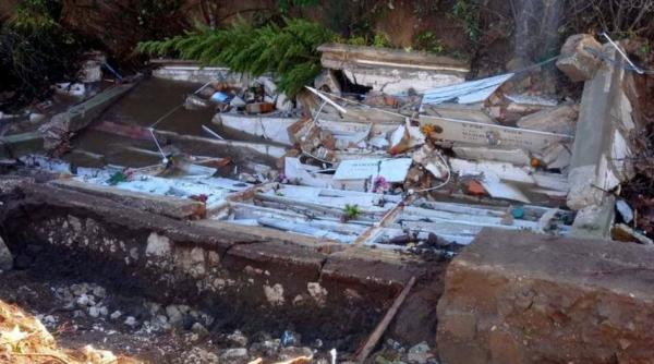 Italia. Zeci de sicrie au ajuns într-un pârâu, după ce o parte din cimitir s-a prăbușit