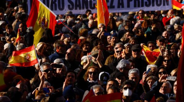Zeci de mii de spanioli au ieșit în stradă. Protest masiv împotriva guvernului condus de Pedro Sanchez