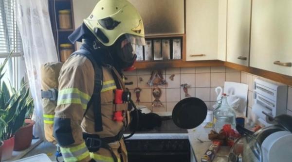 Austria. O româncă a plecat și a lăsat mâncarea pe foc și copiii încuiați. Când s-a întors a găsit casa plină de pompieri 