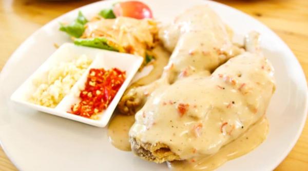 Carne de pui cu sos de smântână, pregătită în cuptorul cu microunde: se face rapid și este delicioasă