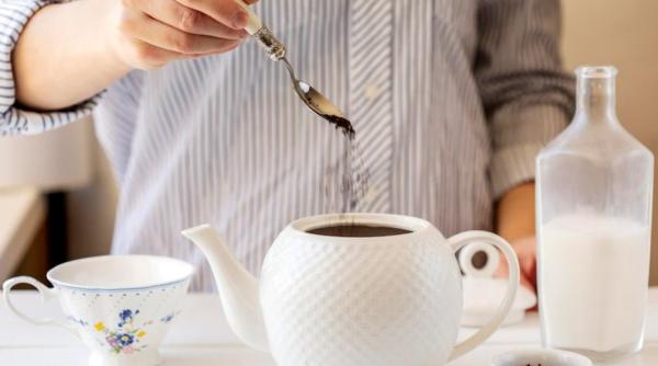 O tânără a decedat, după ce şi-a amestecat ceaiul cu linguriţa greşită