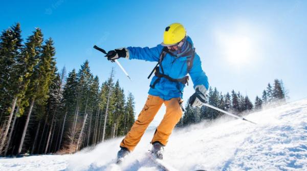 Risc de avalanşă în afara pârtiilor amenajate, la Sinaia. Turiştii, avertizaţi 