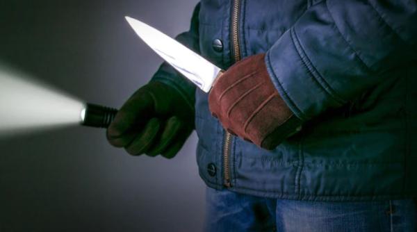 Un român a vrut să fure toți banii dintr-un magazin, amenințând vânzătoarea cu un cuțit