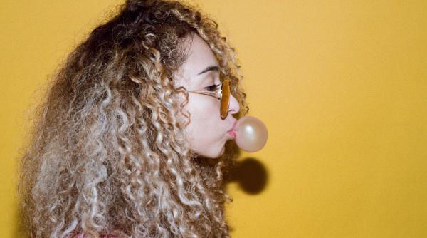 A fost descoperit un ingredient secret în guma de mestecat. Oamenii sunt dezgustați