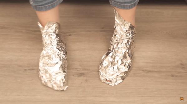 Înfășoară-ți picioarele în folie de aluminiu și câteva ore mai târziu vei avea acest rezultat! Este o idee genială!