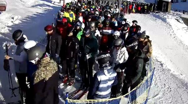 Minivacanţa de Ziua Unirii duce aglomeraţia la munte. Cozi la telegondolă: „Cea mai aglomerată zi de luni din istoria TUS”