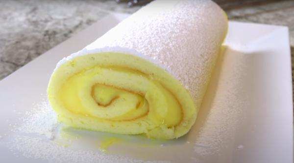 Rulada cu blat de pandișpan și cremă de lămâie. Atât de simplu, dar atât de gustos!