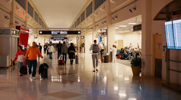 Sute de români din două zboruri spre Italia s-au trezit fără bagaje: „Ni s-a spus că e o veste proastă!”