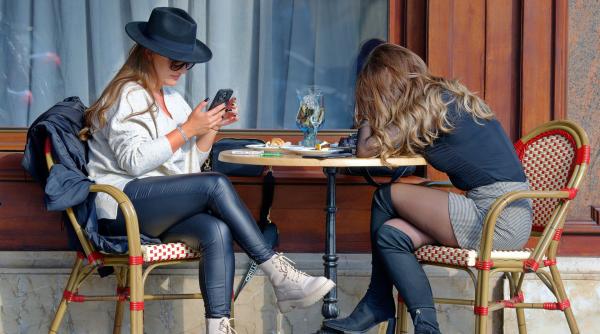 Două românce din Italia au încercat să "fenteze" munca: „Ne-am oprit la bar doar pentru cafea”. Colegii le-au denunțat pe Maria și Sofia